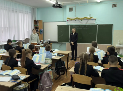 Сотрудники ГАИ рассказали школьникам Волгодонска о важности соблюдения ПДД