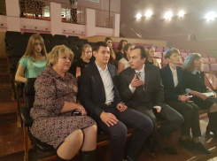 Министр культуры области Владимир Бабин побывал на репетиции спектакля в драмтеатре Волгодонска