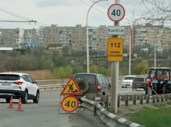 Яму - убийцу машин  на путепроводе наконец взялись устранять