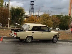 Утро понедельника началось с аварии, в результате которой «семерка» заскочила на газон