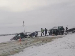 Лодочники попали в ДТП: десятки фур и зерновозов образовали большую пробку на трассе Зимовники-Орловский
