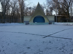 В волгодонском парке Победы заливают ледовый каток