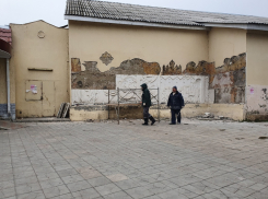 В Волгодонске разрушают исторический барельеф героям сказок Пушкина 