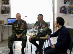 Талисман в виде письма 12-летней школьницы принес с собой боец СВО на встречу со студентами в Волгодонске