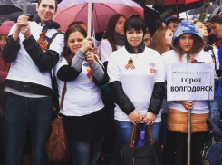 Волгодонцы под дождем на театральной площади в Ростове спели песню «День Победы» 