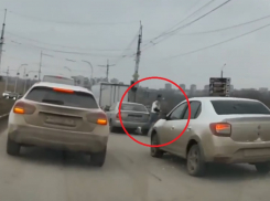 Смерти вопреки: дерзкий паренек устроил забег поперек потока машин на проспекте Строителей