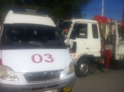 В центре Волгодонска эвакуатор протаранил карету скорой помощи