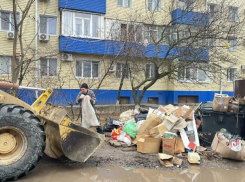 Волгодонск становится чище: коммунальщики продолжают борьбу с мусором на улицах города