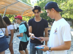 В Волгодонске массово раздали антинаркотические календари