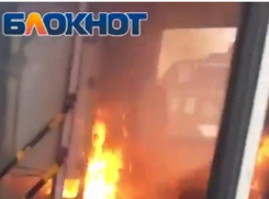 Полыхающие сидения в автобусе №22 Волгодонска сняли на видео веселые пассажиры 