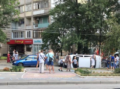 «Хайма» зацепила две машины и перевернулась напротив поликлиники №1 в Волгодонске