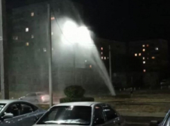 Коммунальный фонтан высотой в несколько метров затапливал улицы Волгодонска 