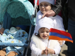 Проникновенный стих ребенка заставил плакать участников митинга памяти геноцида армян