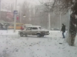 В снегопад «Жигули» на летней резине занесло в центре Волгодонска - читатель