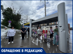 «Нет 12, 14 и 6 маршрута! Как добираться!?»: люди вынуждены мокнуть у остановки