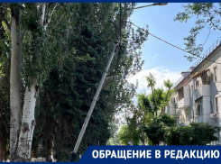 Опора освещения около администрации висит на проводах: волгодонец