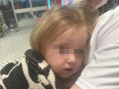 Малышка была найдена ночью на улице в одних трусиках: в Волгодонске третьи сутки ищут родителей двухлетней девочки