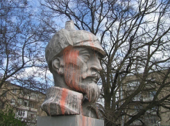 Вандалы облили розовой краской бюст Дзержинскому в Волгодонске