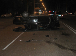 В Волгодонске возле поворота на старое кладбище в результате ДТП перевернулась машина