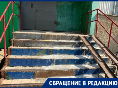 «Страшно ходить»: жители дома №3 по проспекту Строителей возмущены состоянием подъезда и опасными ступенями 