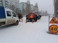 «Выпал снег - самое время укладывать асфальт»: улицу Гагарина в Волгодонске ремонтируют в непогоду