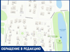  Проезд в микрорайоне В-25 остается заблокированным бетонными блоками
