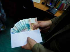 За дачу взятки волгодонскому полицейскому пожилая женщина заплатит 1,5 миллиона рублей штрафа