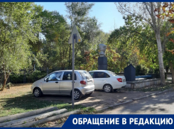 Двор на Советской превратился в парковку: машины ставят на газонах и у памятника