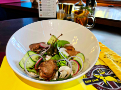 Салат с Ростбифом и шампиньонами в ПАБЕ «Желтый слон»