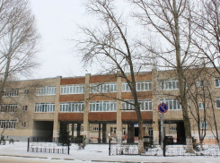 Школьница в гимназии №5 Волгодонска упала со ступенек и получила серьезную травму позвоночника