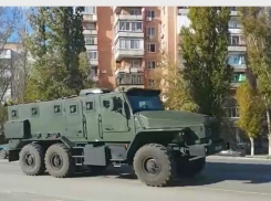 По Волгодонску проехал новейший бронеавтомобиль «Тайфун» − читатель