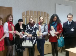 В ГИБДД Волгодонска женщинам вручили права и поздравили с 8 марта