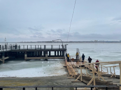 Порядка тысячи волгодонцев окунулись в крещенскую купель до освящения воды 