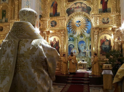 Сотни волгодонцев встретили Рождество в кафедральном соборе Рождества Христова 