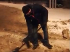 Волгодонцы сами решили очистить улицы от снега, не дождавшись «занятых» коммунальщиков