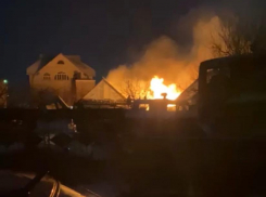 Крупный пожар в Красном Яру: загорелся сарай возле жилого дома