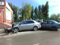 В станице Романовской в ДТП при загадочных обстоятельствах разбилась иномарка – читатель
