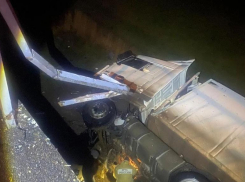 Родился в рубашке: большегруз упал с моста на бок в Ремонтненском районе