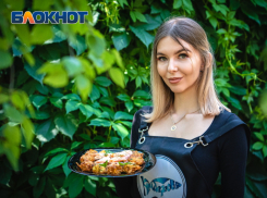 Креветки с драниками к пенному приготовила участница «Мисс Блокнот» Арина Чекушкина