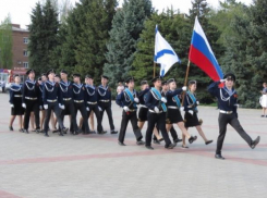 Волгодонским школьникам за победу в традиционном смотре строя и песни подарили 50 000 рублей