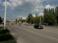 В центре Волгодонска замерло автомобильное движение из-за карнавального шествия фестиваля «Южный ветер»