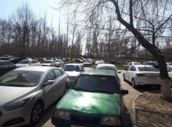 Волгодонец снял на видео массовую парковку на газонах и во дворах спального района у «Школы милиции» 