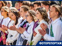 Слова напутствия, школьный вальс и прощальный звон колокольчика: последний звонок прозвучал для волгодонских школьников