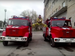 Волгодонец Евгений Яковец рассказал, как проехал на шпагате между двумя пожарными машинами