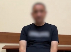 41-летнего курьера-гастролера из Санкт-Петербурга, работавшего на мошенников и забравшего 7,5 миллионов рублей у матери погибшего бойца СВО, изобличила полиция Волгодонска 