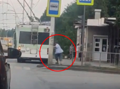 Мужчина, моющий окна общественного транспорта, вернулся на улицы Волгодонска