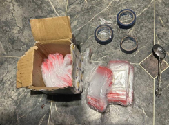 Наркодилер «засветился» на мефедроне: в доме мужчины нашли целую коробку запрещенного порошка 