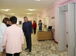 Сити-менеджер Волгодонска прошел через металлоискатели на пунктах сдачи ЕГЭ  