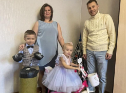 Велосипед и боксерская груша: новогодние мечты двух маленьких волгодонцев исполнила «Ёлка желаний» 
