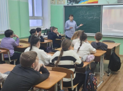 Школьникам Цимлянска рассказали о востребованных профессиях на фабрике производства мебели